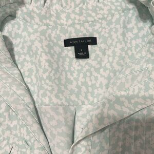 Ann Taylor shell. Excellent condition